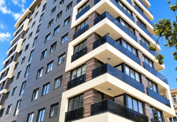 Çolakoğlu İnşaat Uludağ Apartmanı dış cephe kompakt laminat uygulaması - Suadiye
