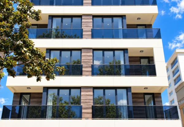 Çolakoğlu İnşaat Uludağ Apartmanı dış cephe kompakt laminat uygulaması - Suadiye