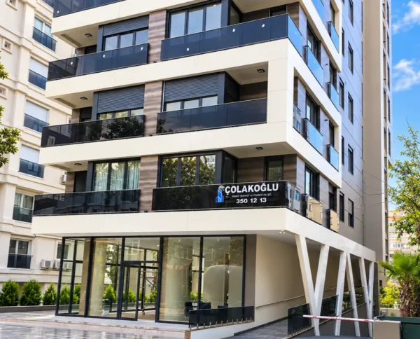 Çolakoğlu İnşaat Uludağ Apartmanı dış cephe kompakt laminat uygulaması - Suadiye