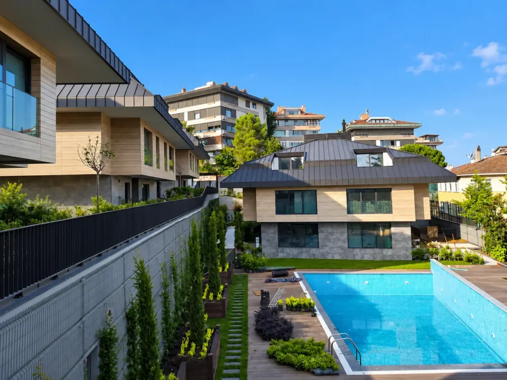 Aker İnşaat I Juma Plus 54 Pruva Yapı Pruva Yapı Aker İnşaat Juma Plus villaları Tarabya, dış cephe seramik ve kompakt laminat kaplama uygulamaları