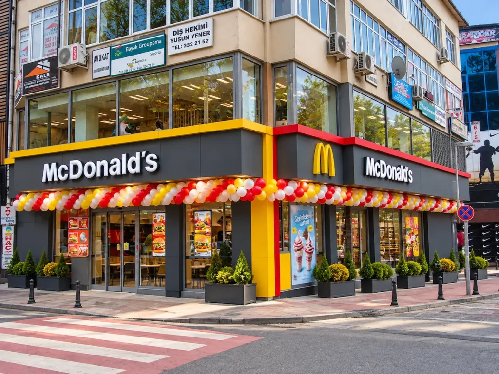 McDonald’s İzmit dış cephe kompakt laminat uygulaması - Pruvaprojects
