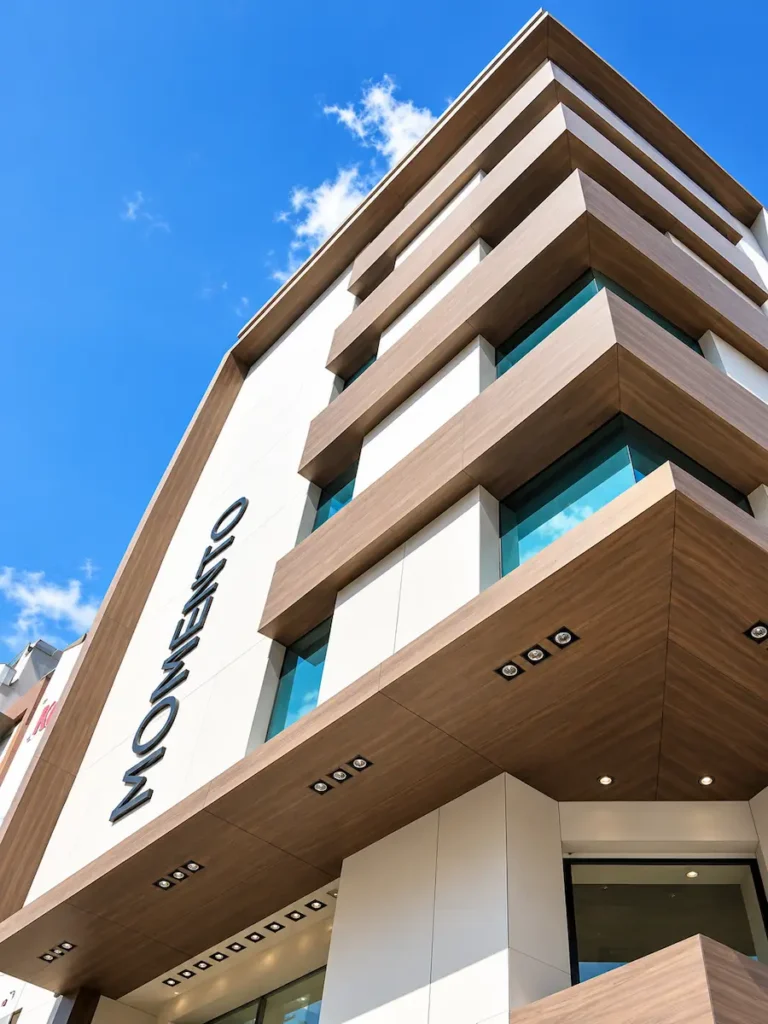Momento Moda Laleli binası dış cephe renovasyonu, kompakt laminat cephe kaplaması