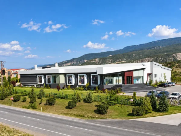 Gürmen Group Ramsey Kip fabrika tesisleri dış cephe kompakt laminat kaplama uygulaması.Safranbolu-Karabük